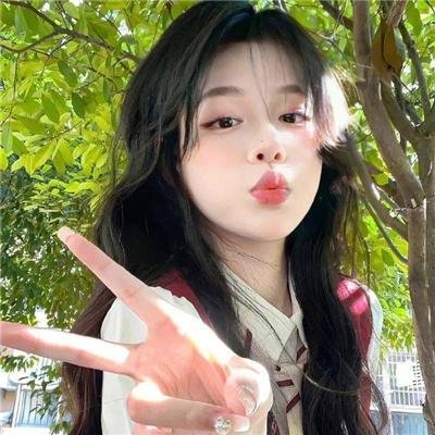 出墙红杏两家春